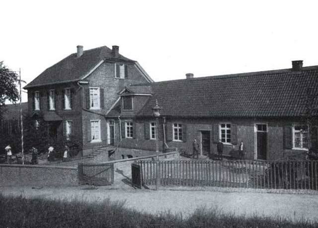 Pierwotny budynek firmy Bilstein na ulicy Wilhelmstrasse z pierwszą rozbudową fabryki (około roku  1844)
