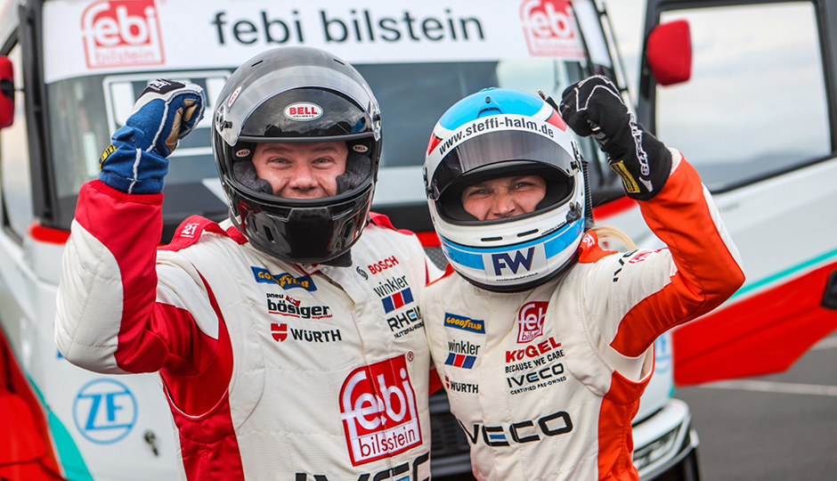 Los pilotos del equipo Schwabentruck, Steffi Halm y Lukas Hahn, delante del camión de carreras